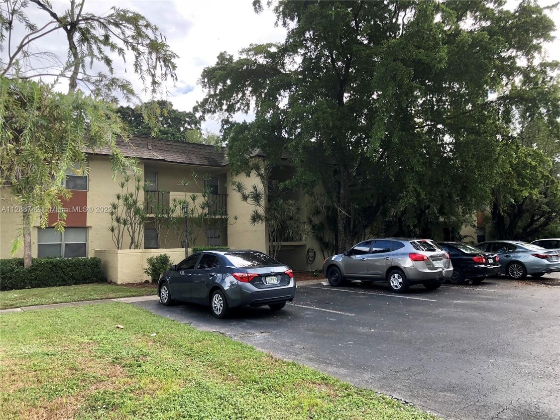 5530 N Lakewood Cir Unit 722, Margate, FL 33063 Condo for Rent in