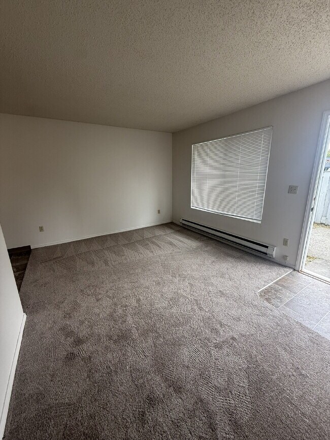 Building Photo - Cozy 1 Bedroom Condo Available For Immedia...