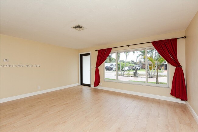 Foto del edificio - 6617 Simms St