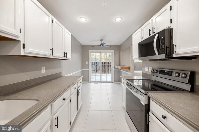 Building Photo - 6104 Old Brentford Ct