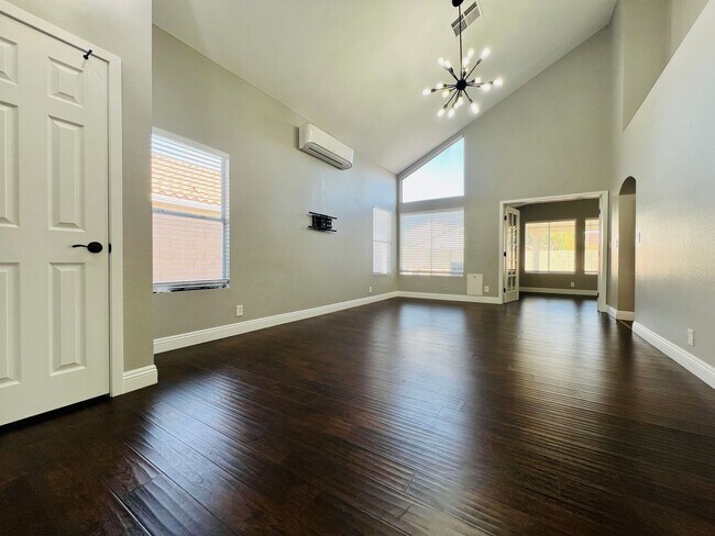 Foto del edificio - 4 bedroom, 3 bathroom house in The Lakes!