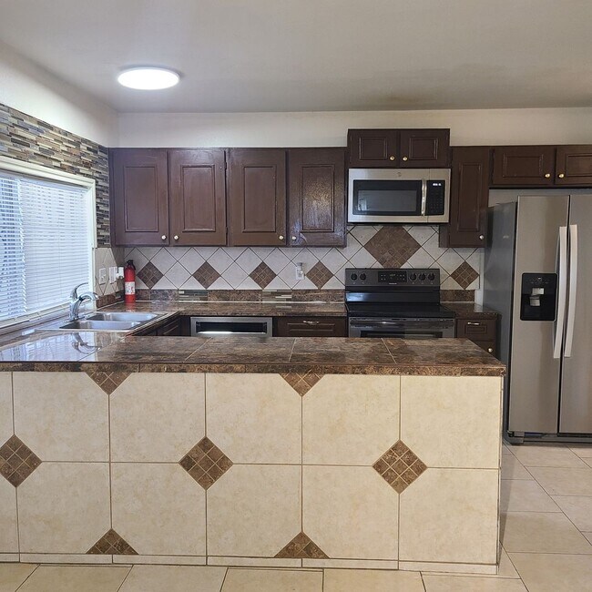 Building Photo - Spacious 2 BR/2.5 bath townhome near the Medical Center w/a fenced in yard!