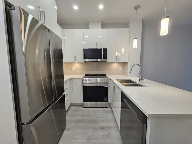 Building Photo - 33886 Pine St