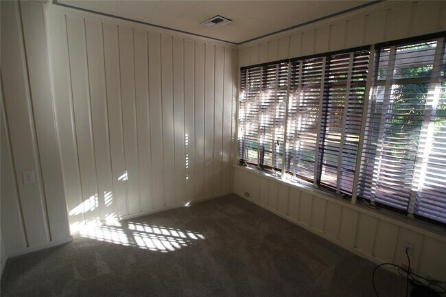 Building Photo - 2341 Bolsover St