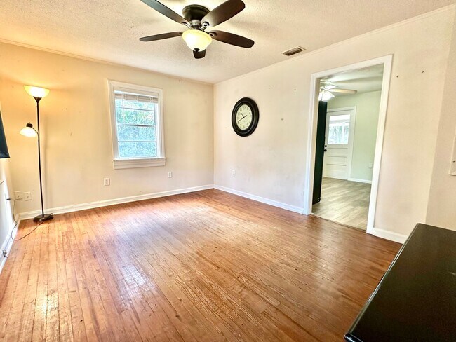 Foto del edificio - Perfectly-placed 2Bedrooms/1Bath home with sunroom in the heart of Deland!