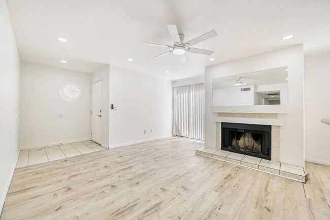 Building Photo - Upgraded 2 Bedroom Condo in a Gated Community!