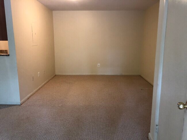 Sala de estar - 8708 Manchester Rd