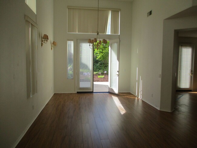 Foto del edificio - Desirable & spacious Sabre Springs 5 bedroom 3 bath 2 story home!