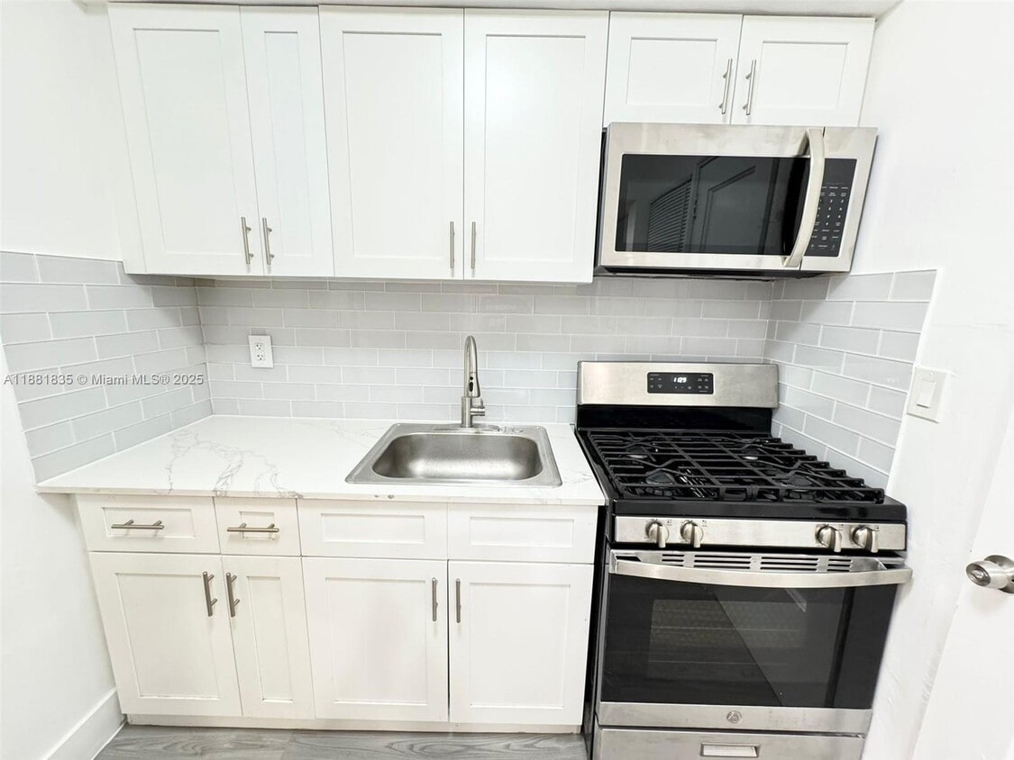 Foto principal - 7435 Byron Ave