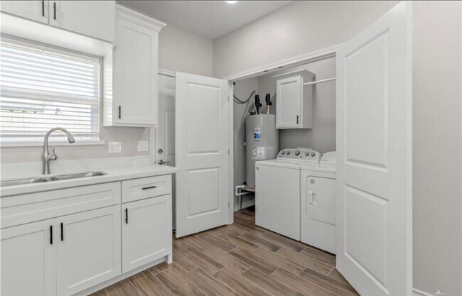 Foto del edificio - 2813 E Israel Ave