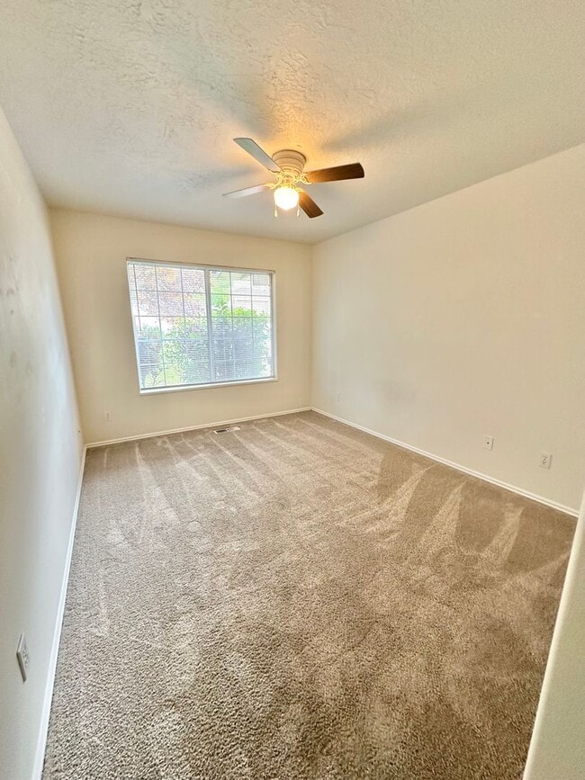 Building Photo - 4 bedrooms plus 2 additional areas. Price Reduced!!