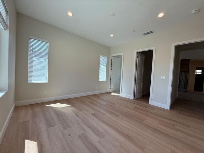 Building Photo - 1140 W Donington St