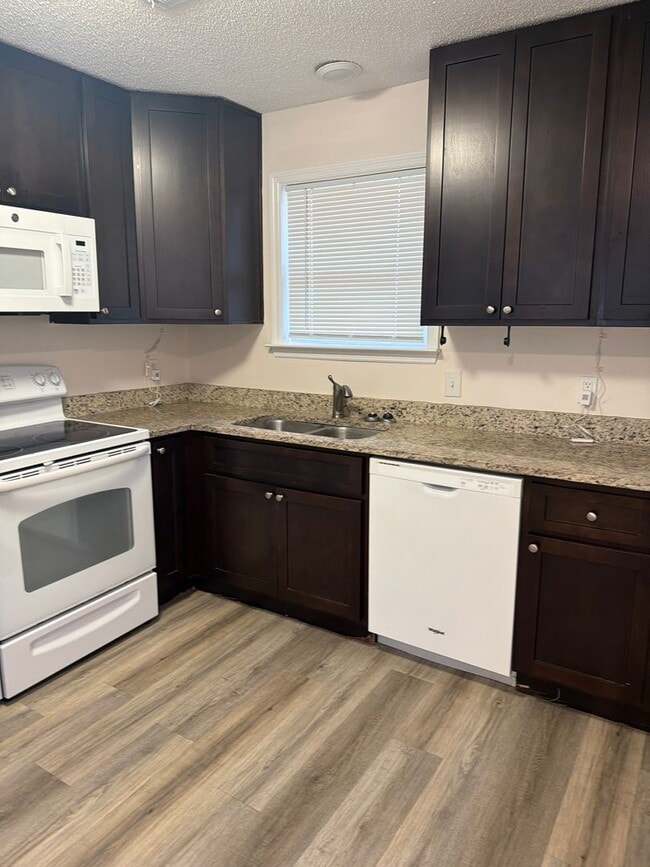 Building Photo - 4989/4991 Eastview Terrace