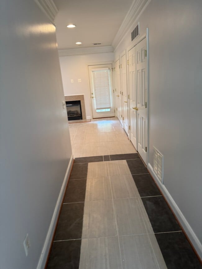 Foto del edificio - 203 Cross Keys Pl