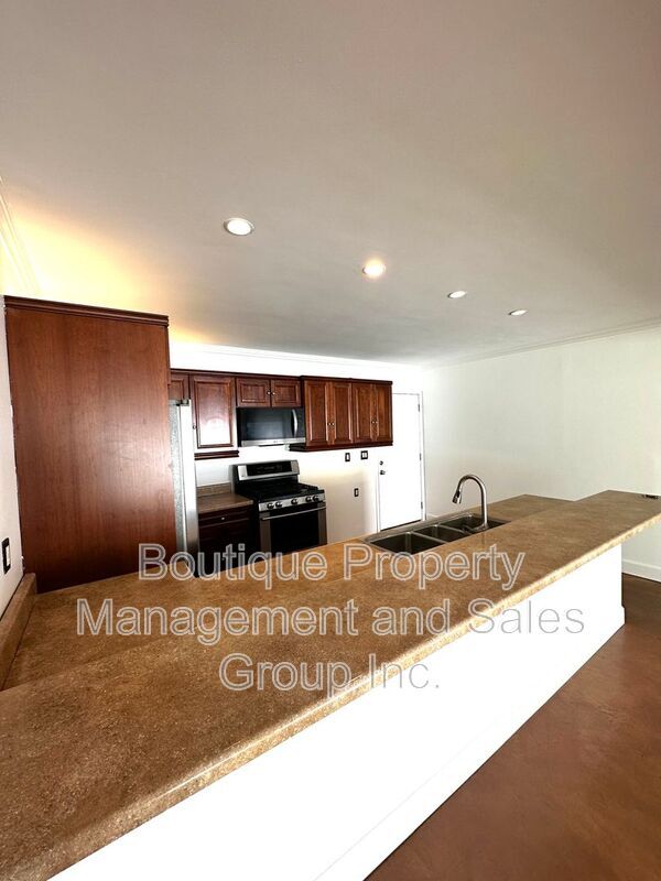 Building Photo - 2285 Santa Ana Ave