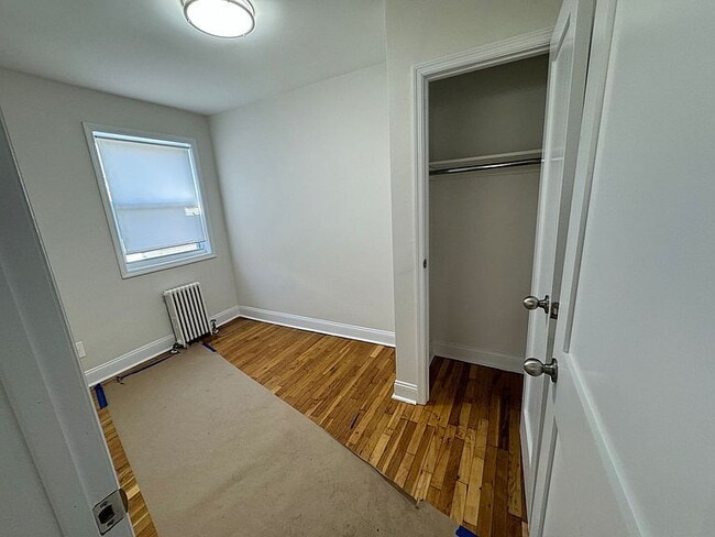 Foto del edificio - "Charming 3-Bed Oasis in Oakland Gardens with Modern Granite Touches!"