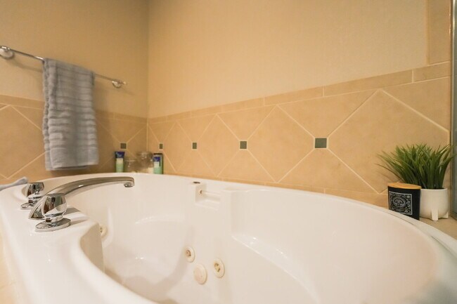 Building Photo - Private Room for Rent in Spacious Shared H...