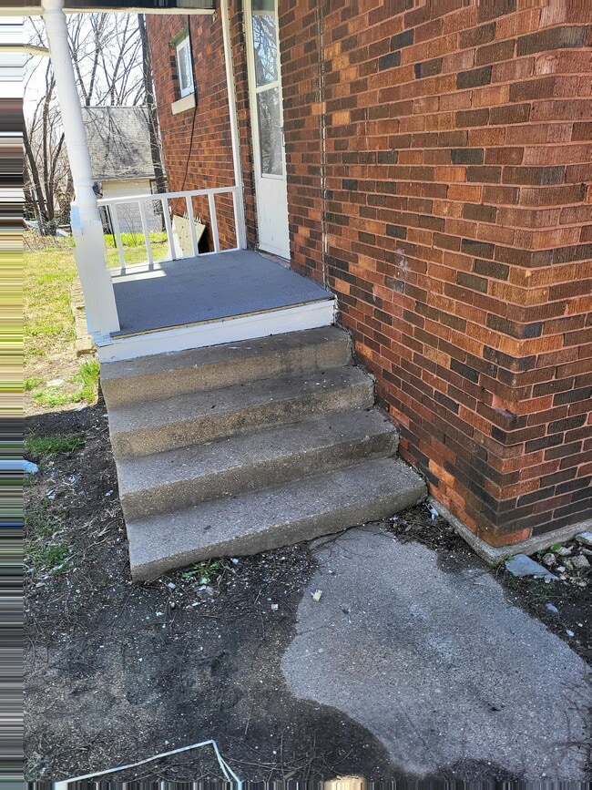Building Photo - 1033 N Rockton Ave
