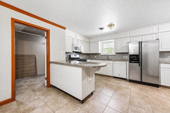 Building Photo - 5813 Russell Ln