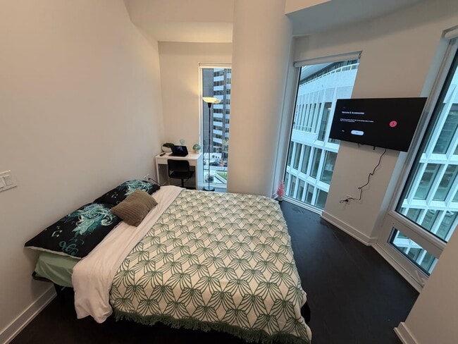 Photo du bâtiment - Master Room ? St Patrick St & Dundas St W