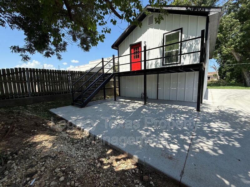 Primary Photo - 318 College St