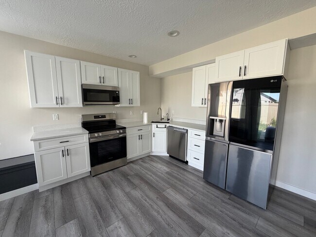 Building Photo - 4384 Lower Meadow Dr