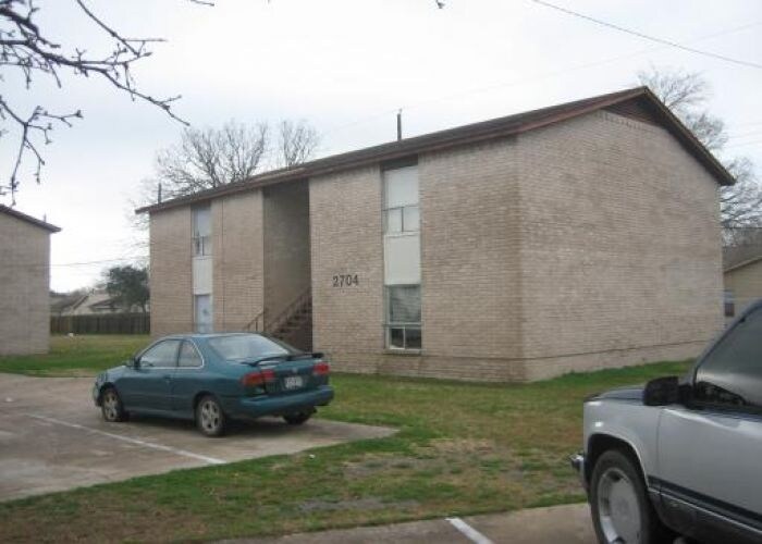Primary Photo - 2704 Evergreen Cir