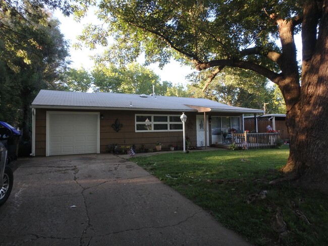 Building Photo - 1548 SW Shunga Dr