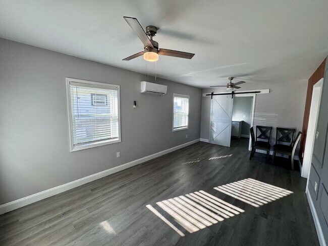Foto del edificio - Fully Renovated 2BR Home Near Downtown Win...