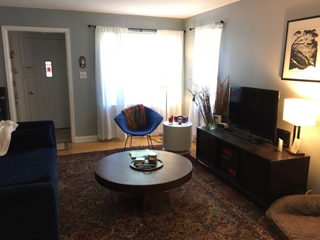 Building Photo - Very well maintained updated house for rent