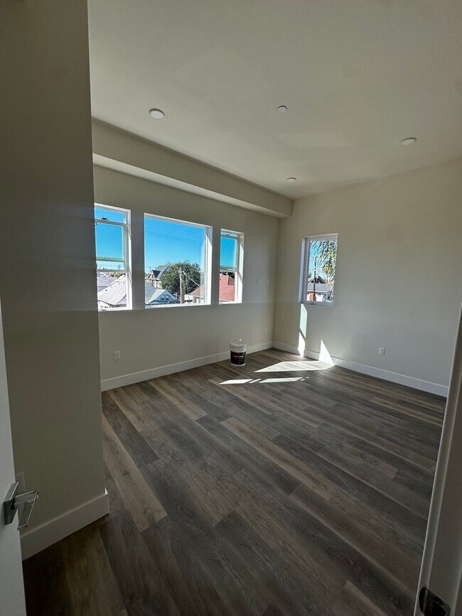 Photo - 1015 W 21st St Apartment