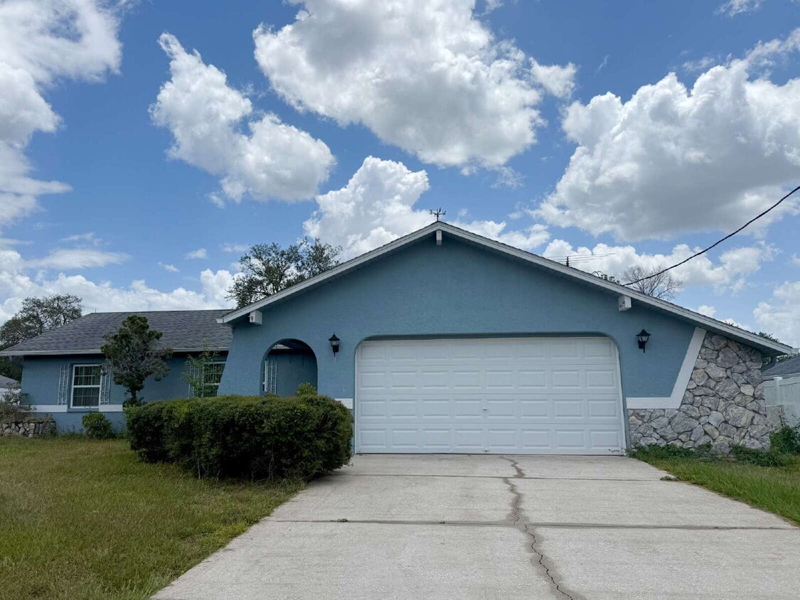 Primary Photo - "Charming 3-Bed, 2-Bath Oasis in Spring Hi...