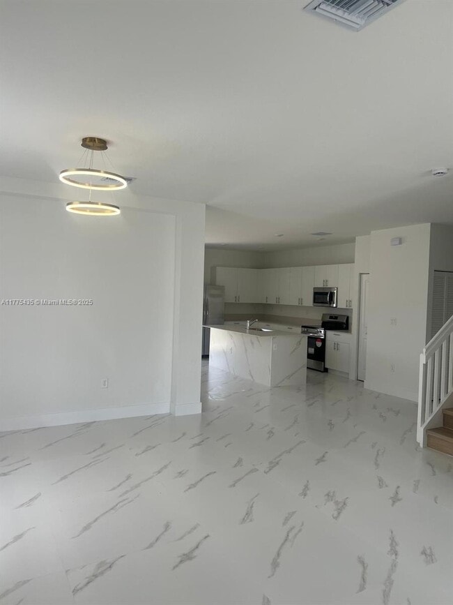 Building Photo - 2270 SE 27th Dr