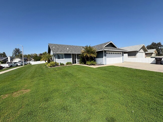 Building Photo - Spacious Tulare Home Available Now!