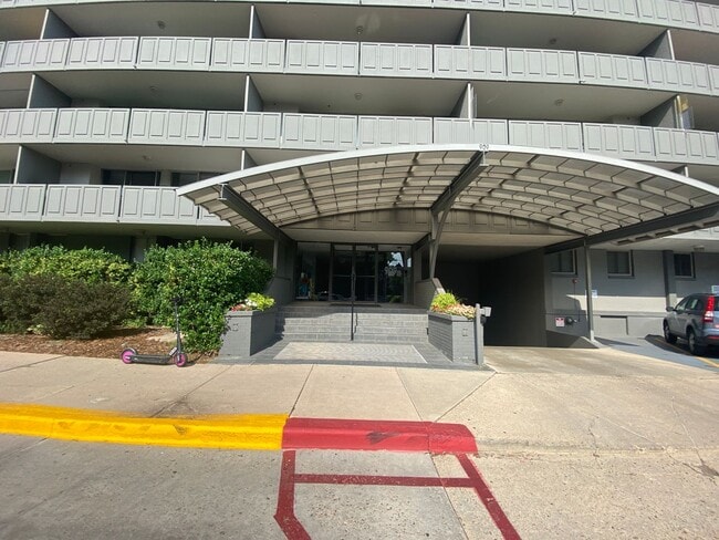 Building Photo - 909 Logan St
