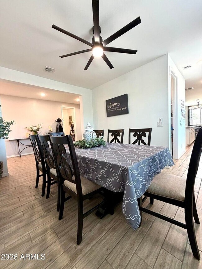 Building Photo - CLASSY 4 bedroom