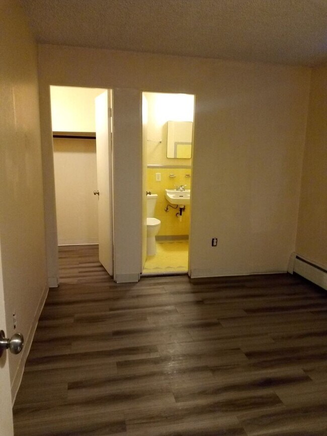 Foto del edificio - 1 bed, 1 Bath, Aug Special $400 credit Great Location off Joliet and 17th