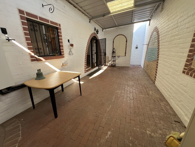 Building Photo - 604 W Roller Coaster Rd