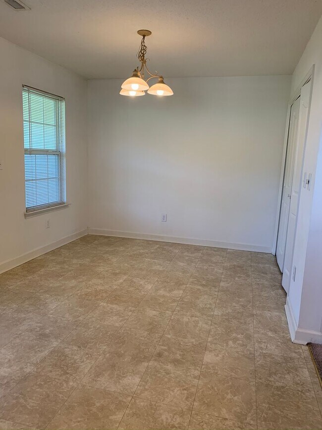 Building Photo - 128 Clusters Cir