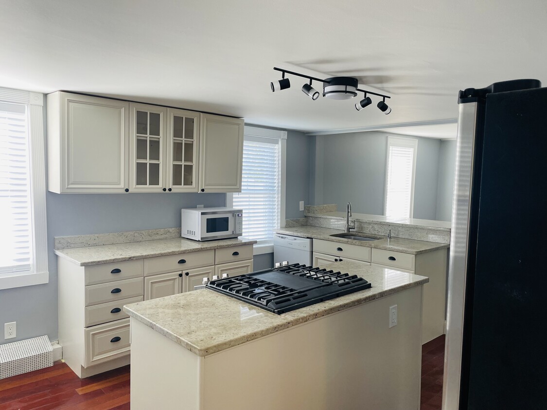 Foto principal - 1272 W Shore Rd