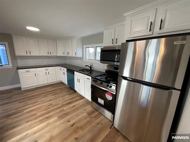Kitchen - 200 Forest Ave