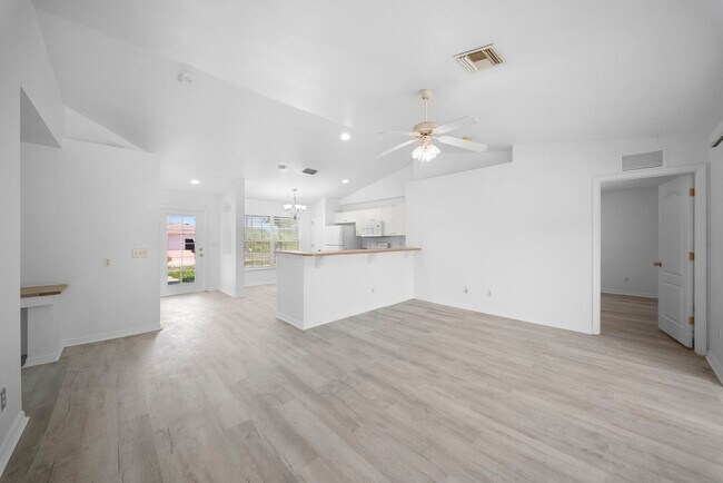 Foto del edificio - Spacious 3 bedroom 2 bathroom home in Lehigh Acres - New flooring!