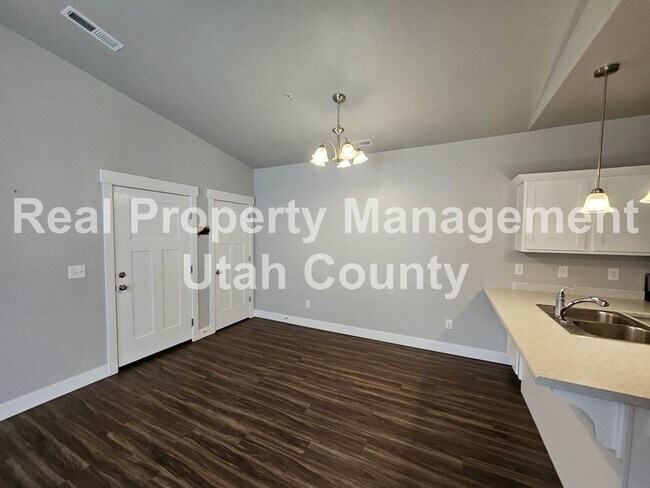 Building Photo - $500 off First full month rent