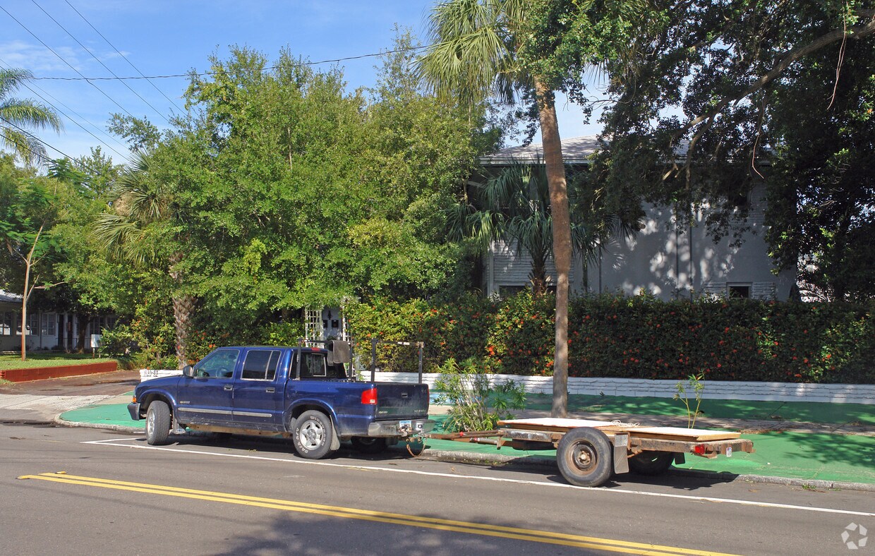 Building Photo - 1120 Beach Dr NE