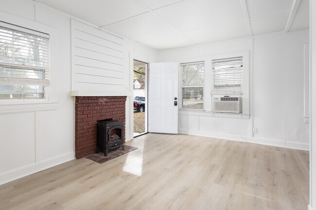 Building Photo - 423 Barnes St