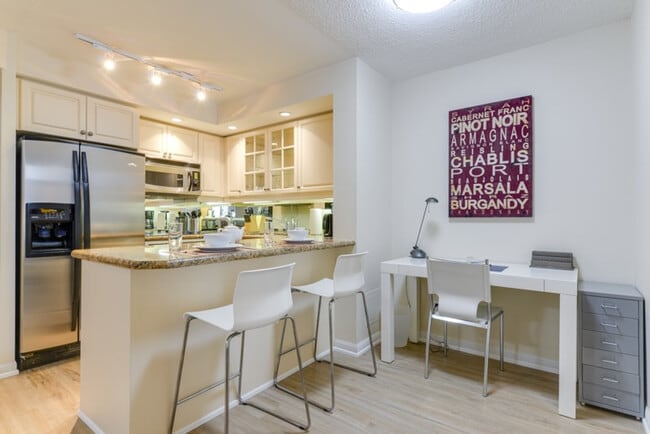 Building Photo - 190 University Ave