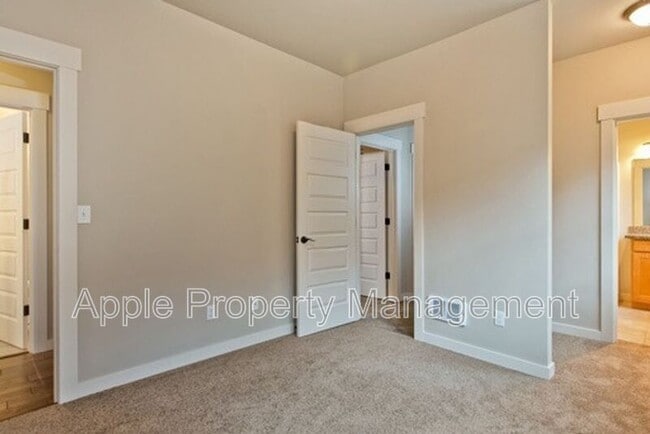 Foto del edificio - 556 1/2 Prospect St.