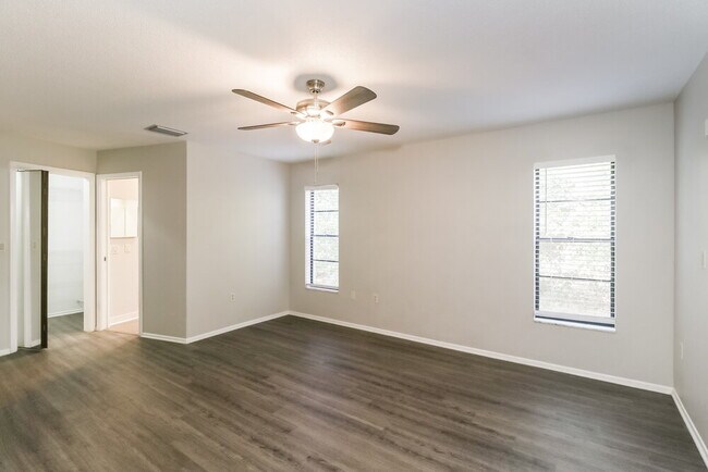 Foto del edificio - 12305 Drake Ln