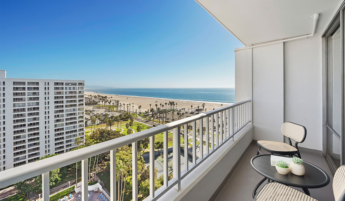 ¡Sala de estar del apartamento frente al mar! - The Shores