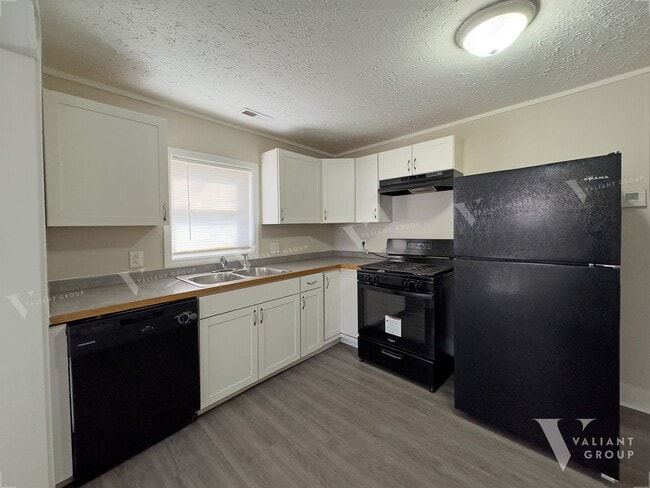 Building Photo - Charming 3-Bedroom, 1-Bathroom House in We...